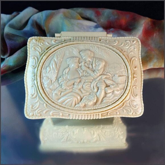 1960s Cream Vintage Jewelry Box Romantic Cameo Scene - Picture 1 of 7